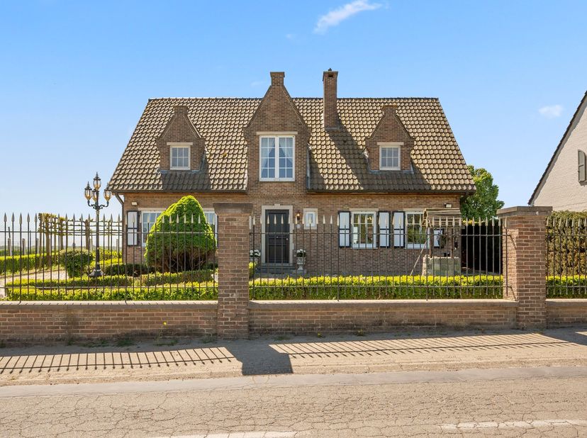 Gelegen op een uitzonderlijke locatie waar rust en open vergezichten samenkomen, onderscheidt deze standingvolle villa zich als een zeldzame opportuni