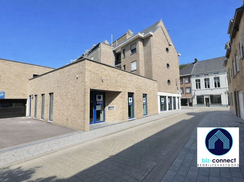 Dit voormalig bank- en verzekeringskantoor is uitermate flexibel in te richten voor zowel commerciële als kantoortoepassingen. De huidige indeling is