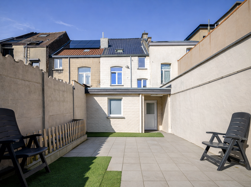 Te koop: instapklare en technisch volledig conforme woning op toplocatie nabij Sint-Pietersstation<br />
Ligging<br />
Deze woning bevindt zich in de