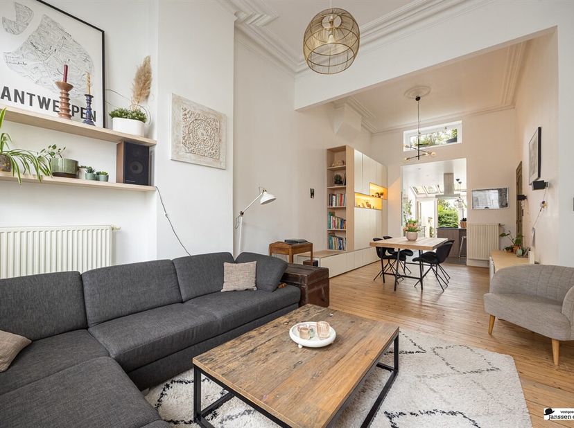 Maison de maître rénovée de façon unique avec un jardin urbain idyllique<br />
Vous recherchez une maison de caractère où authenticité et confort mode