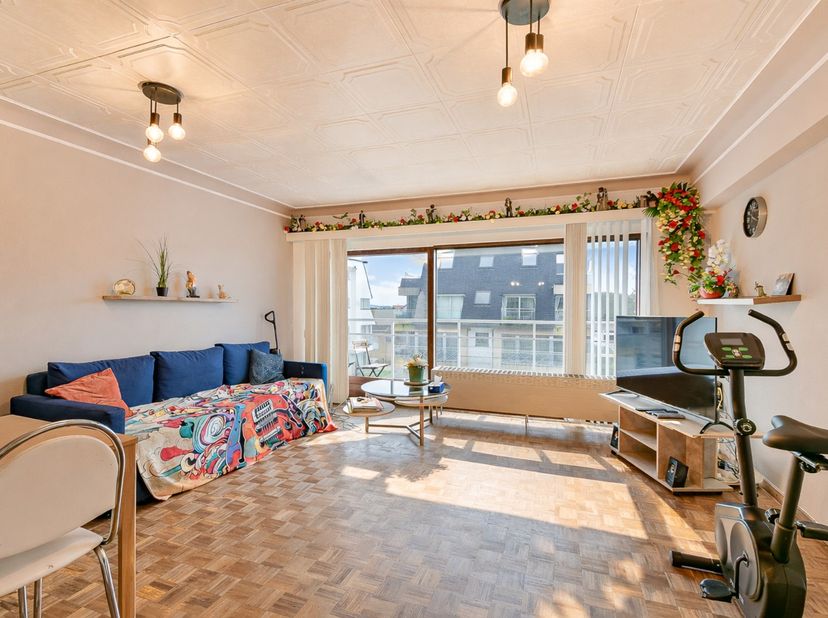 Centraal gelegen bevindt zich dit verzorgd appartement op de tweede verdieping, ideaal als vaste woonst, tweede verblijf of investering. Het apparteme