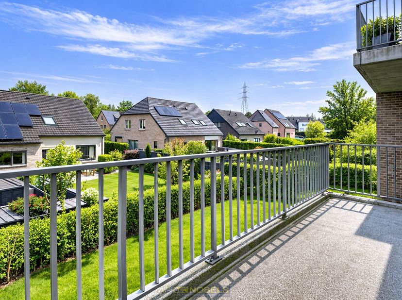 Lichtrijk appartement met ZONNIG TERRAS, AUTOSTAANPLAATS en UITSTEKENDE BEREIKBAARHEID nabij het centrum van Oudenaarde. Dankzij de GROTE RAAMPARTIJEN