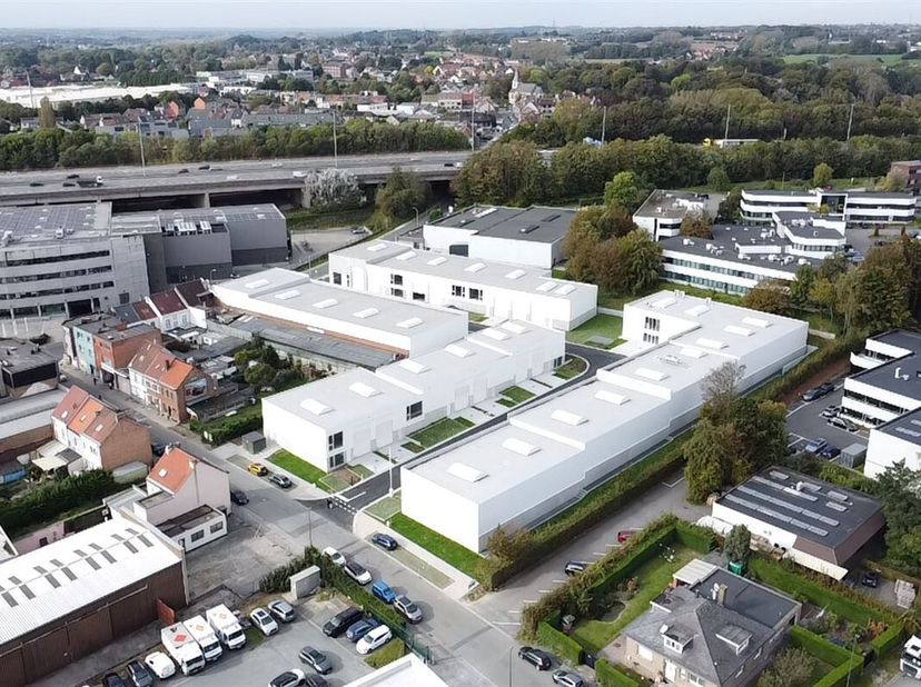 Immo Leolux biedt 25 nieuwbouw (casco afgeleverd) loodsen te huur aan in Groot-Bijgaarden.<br />
De loodsen zijn beschikbaar in verschillende oppervla