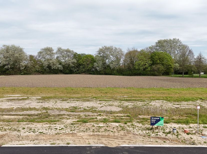 Langs de Hovaerestraat (rechts naast huisnummer 70) in Koekelare realiseren ze deze nieuwe verkaveling waar lot 19 te koop is. Je woont er op een boog