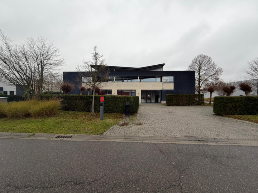 Bâtiment commercial polyvalent dans la zone PME d'Itterbeek – Nijverheidsstraat 15, Duffel<br />
Découvrez ce bâtiment commercial parfaitement entrete