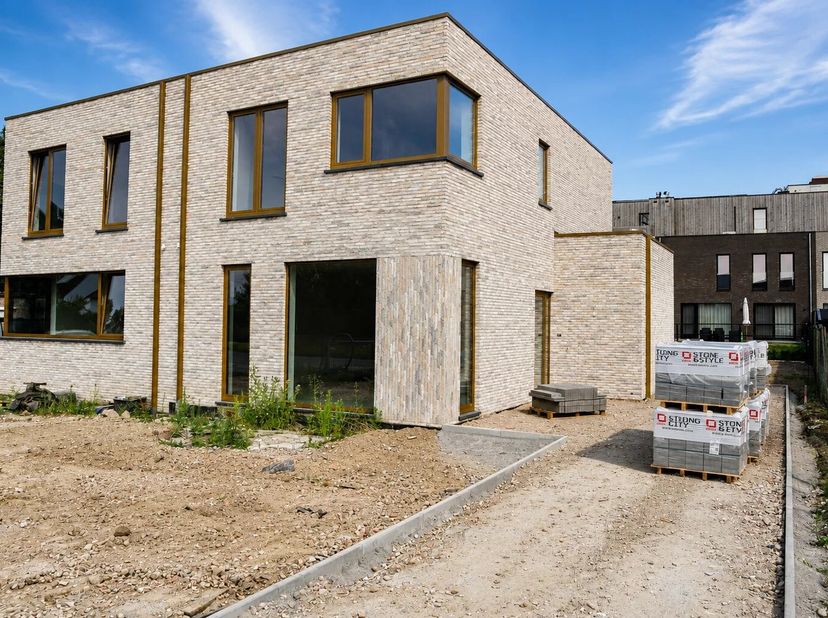 VOLLEDIG AFGEWERTKE NIEUWBOUWWONING MET 3 SLPK'S IN SINT-LAMBRECHTS-HERK (HASSELT)<br />
Op zoek naar een nieuwbouwwoning maar geen zin om lang te wac