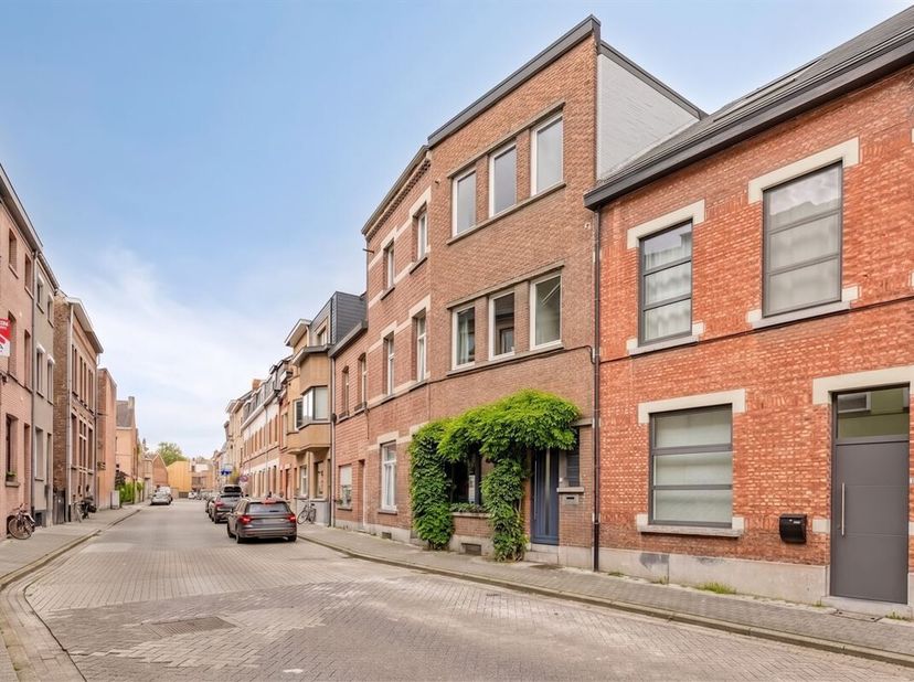 Op een uitstekende locatie in Mechelen, op wandelafstand van de Vaart en het Vrijbroekpark, bevindt zich deze ruime en instapklare woning. Dankzij de