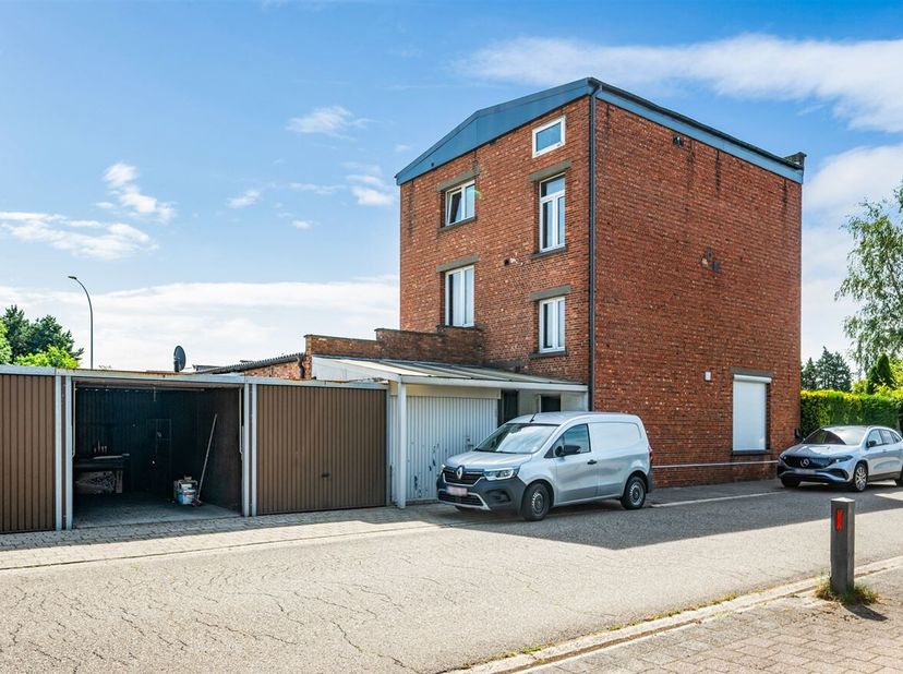 Instapklaar appartement met  ruime garage in Geel<br />
Locatie<br />
Dit appartement is gunstig gelegen aan de Oosterloseweg in Geel. Dankzij de cent