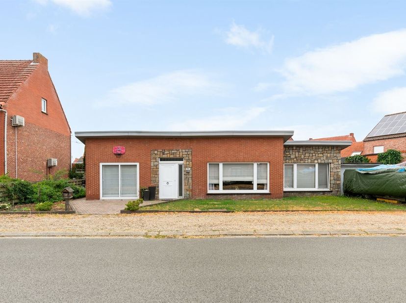 Maison familiale de plain-pied avec 3 chambres, garage et jardin<br />
Cette maison familiale de plain-pied avec 3 chambres, à rafraîchir, offre de no