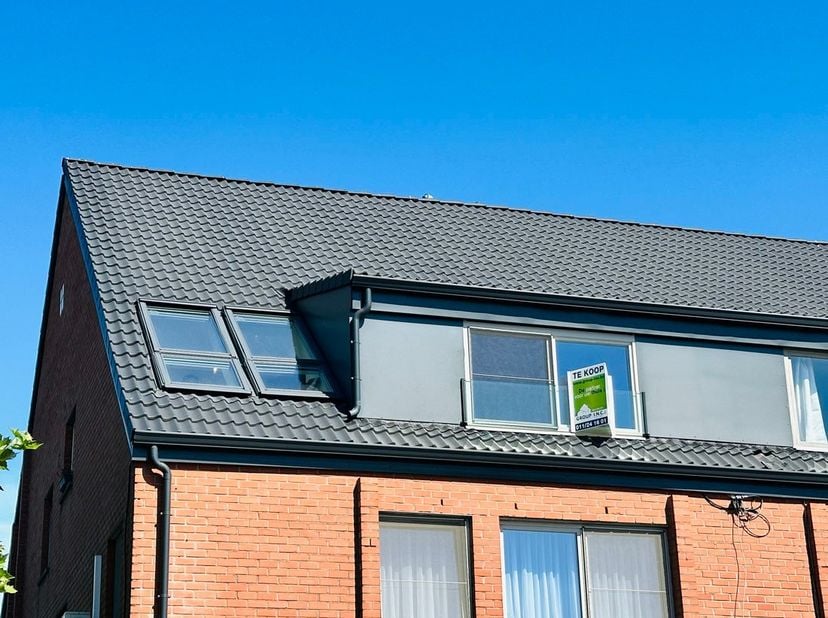 Ruim praktisch duplex appartement te Lanaken. <br />
<br />
Dit pand heeft een bewoonbare oppervlakte van +/- 100m² en bestaat o.a. drie slaapkamers,