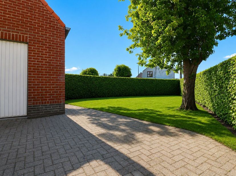Bent u op zoek naar een instapklare huurwoning waar comfort en kwaliteit centraal staan? Deze volledig gerenoveerde woning in Adegem werd zowel binnen