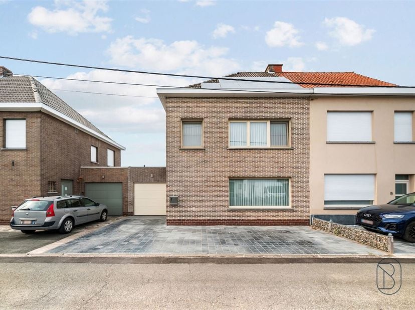 TE KOOP: instapklare woning met 3 SLK en garage.<br />
Deze ruime gezinswoning werd de voorbije jaren gerenoveerd.<br />
INDELING: Via de inkomhal ber