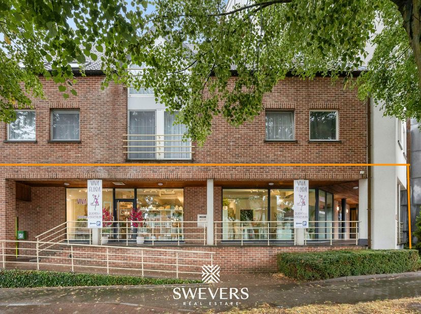Voor meer info en foto’s, surf naar www.swevers.be – Aan de Nieuwe Steenweg 2 bus 1 in Heers bevindt zich dit instapklare handelspand met een oppervla