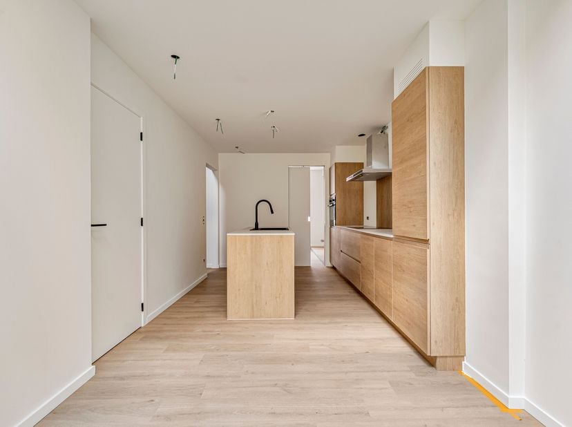 Volledig gerenoveerde woning te koop in Bissegem<br />
Je betreedt de woning via de inkomhal met gastentoilet en toegang tot de voorplaats. Deze ruimt