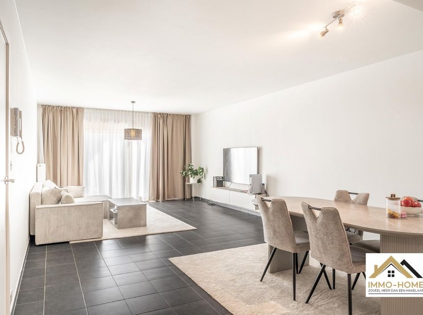 Dit mooie instapklare appartement is terug te vinden op het gelijkvloers van het moderne complex. Je wordt er ontvangen in een ruime inkomhal die de c