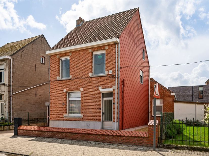 Te renoveren woning met ruime indeling in het centrum van Bouwel<br />
Deze woning gelegen in Dorp 29 te Bouwel biedt tal van mogelijkheden voor wie o
