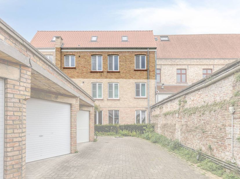 Dit instapklaar appartement op een toplocatie in Brugge beschikt over een gunstig energieverbruik (label C) en een goedgekeurde elektrische keuring.<b