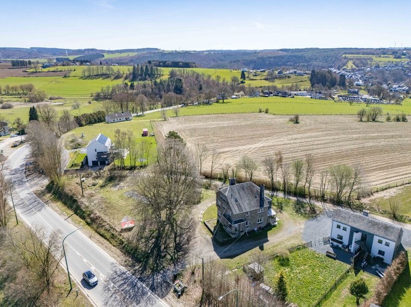 ERA BLUX vous présente cette maison 4 façades en pierre, idéalement située à Houffalize, dans un environnement calme, rural et recherché, à proximité