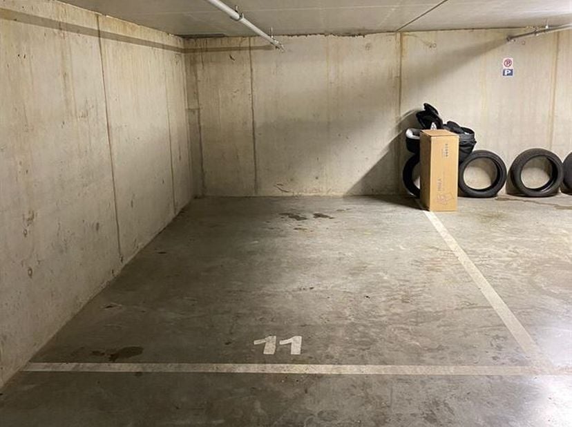 Ondergrondse autostaanplaats te koop in centrum Antwerpen<br />
Ligging: Pal in het centrum van Antwerpen in de Lange Winkelstraat staat deze ondergro