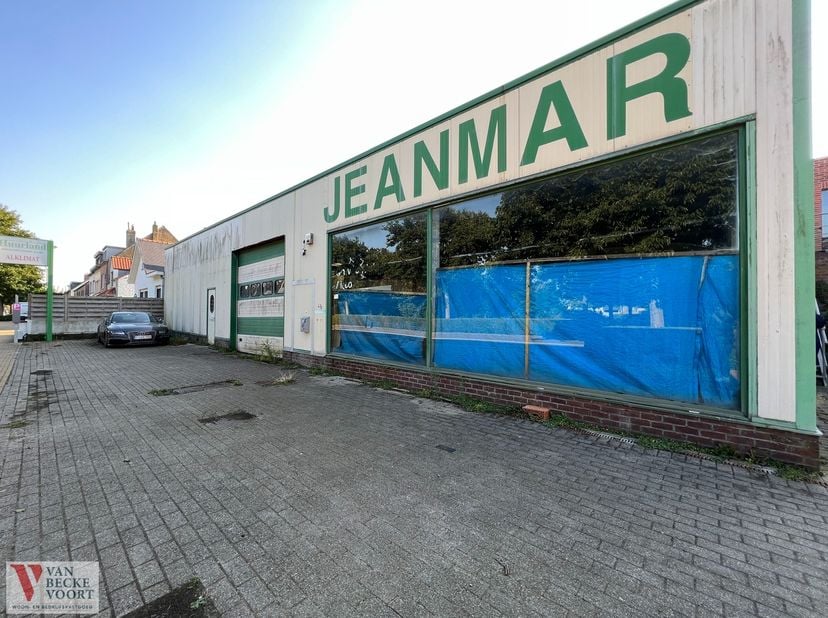 Ruime opslagplaats met een benutbare oppervlakte van 384m² - centraal gelegen in Raversijde langs de verbindingsweg Oostende-Middelkerke - vlotte verb