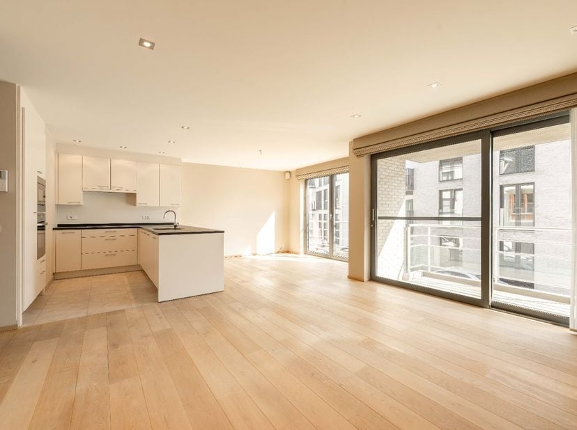 Heel lichtrijk appartement met 2 slaapkamers op de eerste verdieping, rustig gelegen in Pittem. Het appartement beschikt zowel vooraan als achteraan o