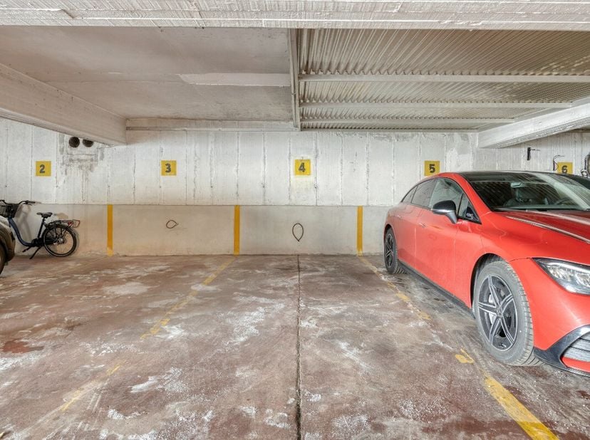 À vendre : garage pratique situé rue Bleek, à quelques pas du centre animé de Malines. Ce garage offre une place de stationnement unique en plein cur