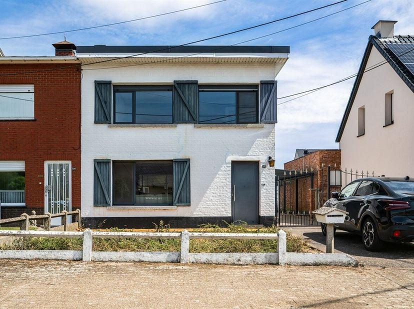 HOB met 2 slaapkamers op 670m²! <br />
De woning dateert van 1976 en werd doorheen de jaren gedeeltelijk gerenoveerd. Zo werden onder meer het plat da