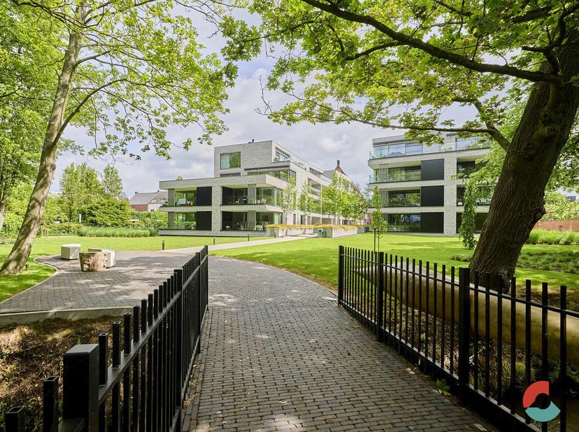 Exclusief luxe appartement van ruim 227m² in prestigieus parkdomein te Pelt met 4 privatieve staanplaatsen, 2 Bergingen en 2 terrassen. De terrassen z