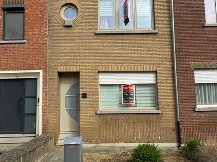 Ben je op zoek naar een instapklare woning met een mooi groen verzicht? Dan is deze leuke rijwoning op circa 150 m² uw buitenkans!<br />
Inkomhal, liv