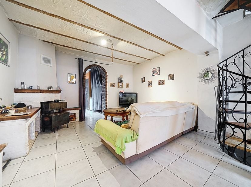 Easyhome Immobilier vous invite à découvrir cette charmante maison idéalement située à Monceau-sur-Sambre, à proximité des commodités, des axes princi