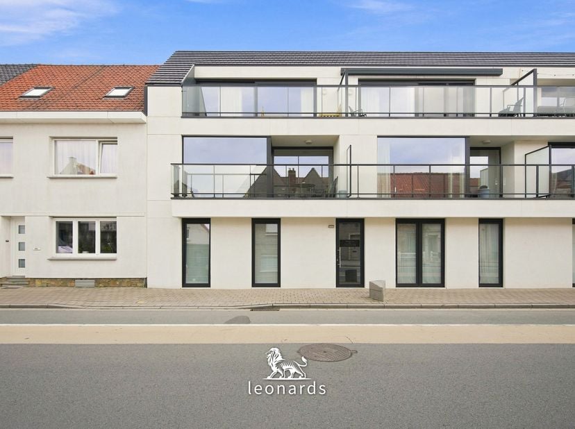 Dit recente appartement is gelegen in Residentie Jozef Duthoy in Waregem en combineert een centrale ligging met hedendaags wooncomfort en een energiez