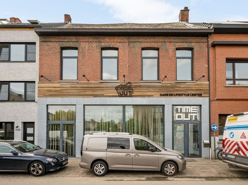 Voormalige dansschool / bioscoop (495m²) in centrum Herentals<br />
<br />
Dit handelshuis is zeer gunstig gelegen in het centrum van Herentals, op