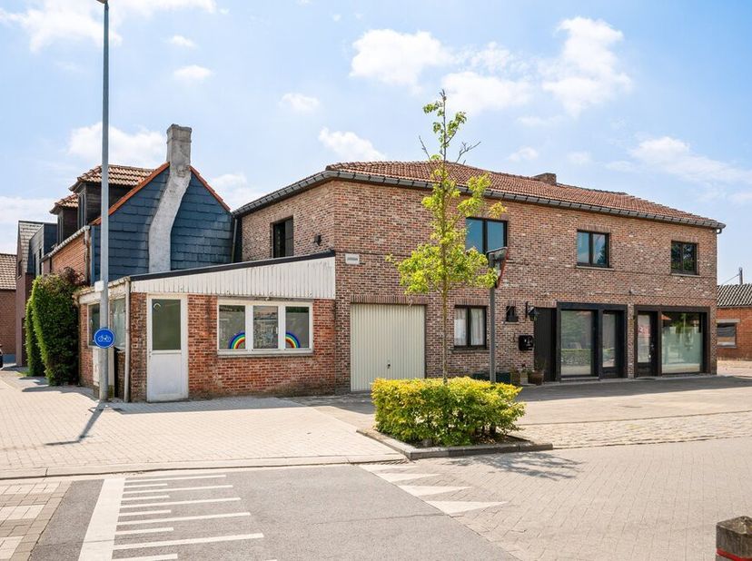 Op een uitstekende locatie in Schriek (Heist-op-den-Berg) bevindt zich deze te renoveren woning met handelspand op een perceel van 5a 90ca. Dankzij de