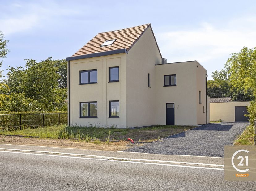 Ontdek deze volledig gerenoveerde woning in Tielt-Winge, waar hedendaags wooncomfort, ruimte en een uitstekende ligging perfect samenkomen. Met maar l