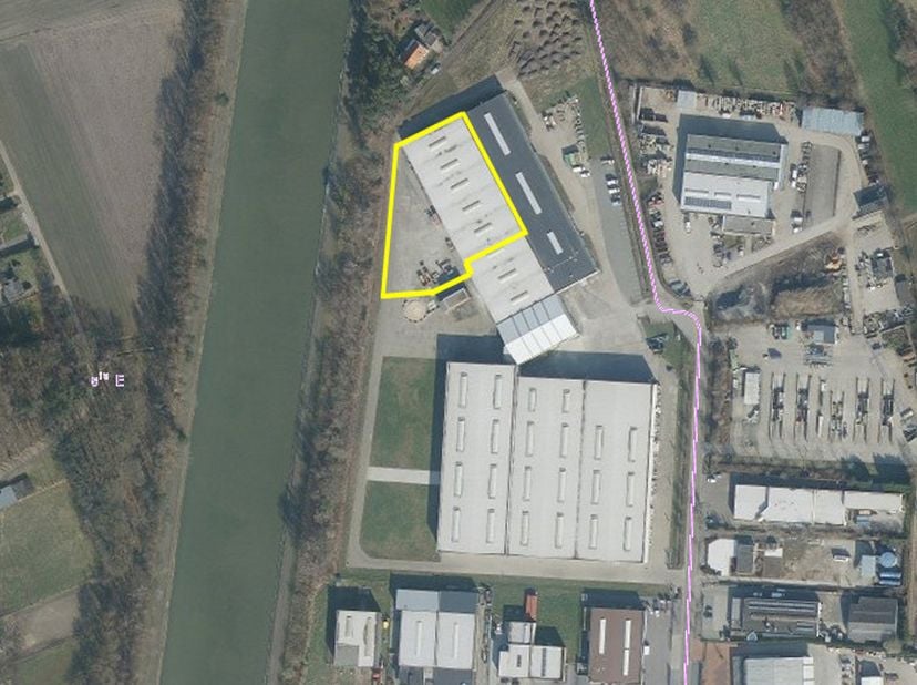 Strategisch gelegen industriële site in Balen, vlak aan het kanaal en vlot bereikbaar. Deze veelzijdige eigendom beschikt over een ruime hal van 2.405