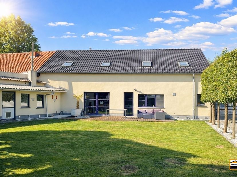 Instapklare gezinswoning met 3 slaapkamers en leuke tuin op gunstige locatie<br />
<br />
Deze halfopen bebouwing treffen we aan in Hoepertingen, ee