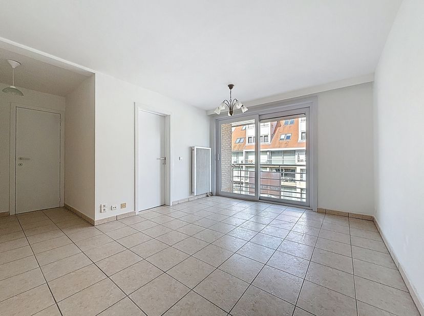 Instapklaar appartement op centrale ligging Nieuwpoort-Bad, op wandelafstand van het strand, de winkelstraat en de Sint-Bernarduskerk.<br />
Het appar