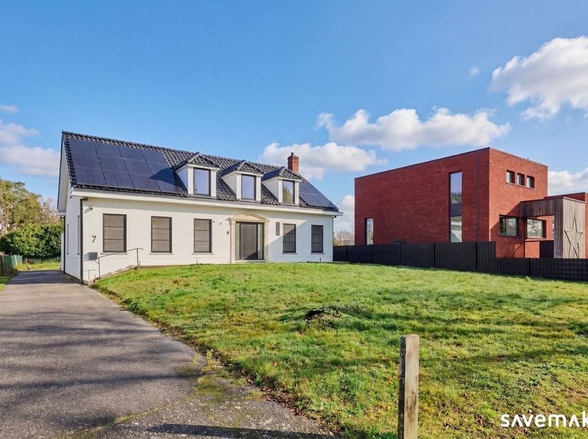 Hier bevinden we ons in 1 van de mooiste lanen van Leopoldsburg, vlakbij de natuur.<br />
<br />
Deze villa werd recent vernieuwd en is technisch vo