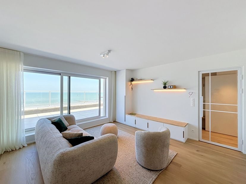 High-end gerenoveerde penthouse van het type doorloper, gelegen op de 9e verdieping. Dankzij de uitzonderlijke ligging op de Zeedijk geniet u hier van