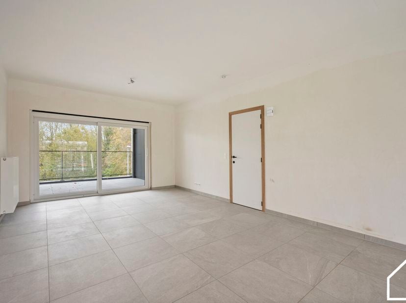 Appartement op de 2de verdieping (90m²) bestaande uit een inkomhal met vestiaire en toilet, een doucheruimte met lavabomeubel, een wasruimte, 2 slaapk
