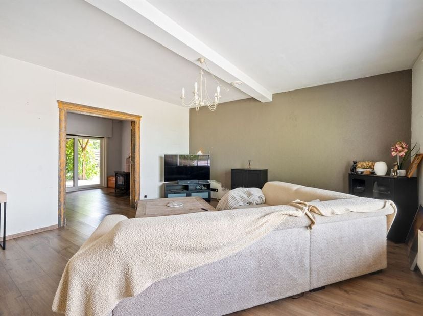 Instapklare OB met 3 slpks, hernieuwbare energie en zwembad<br />
De woning werd oorspronkelijk opgericht in 1936 en onderging de voorbije jaren diver