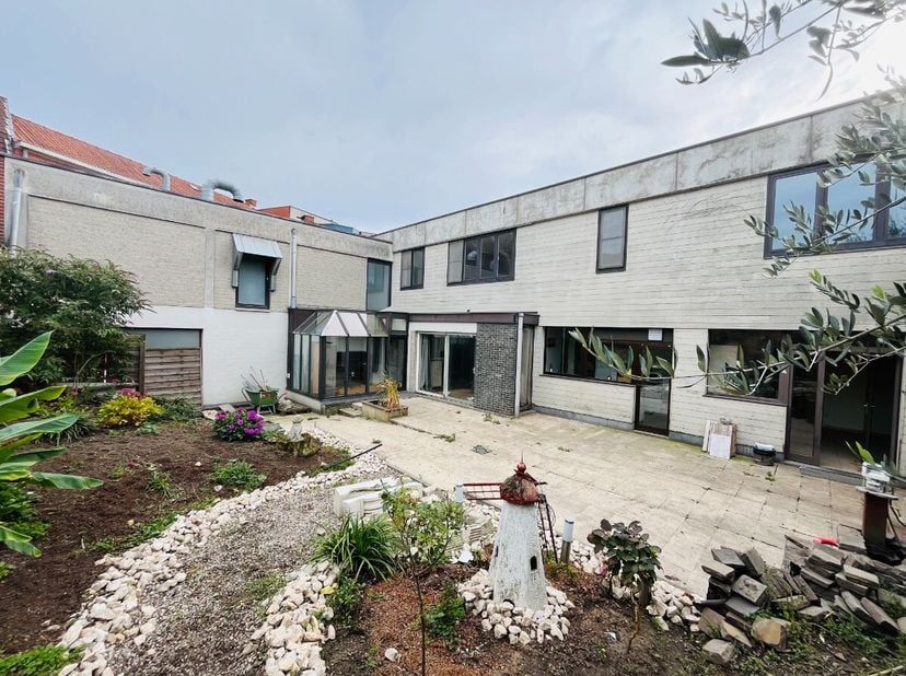 Deze woning met een magazijn en tuin woning Indeling:gelijkvloers: apart wc ; wasplaats keuken, badkamer, living; bureel / slpk eerste verdiep: 3 slaa