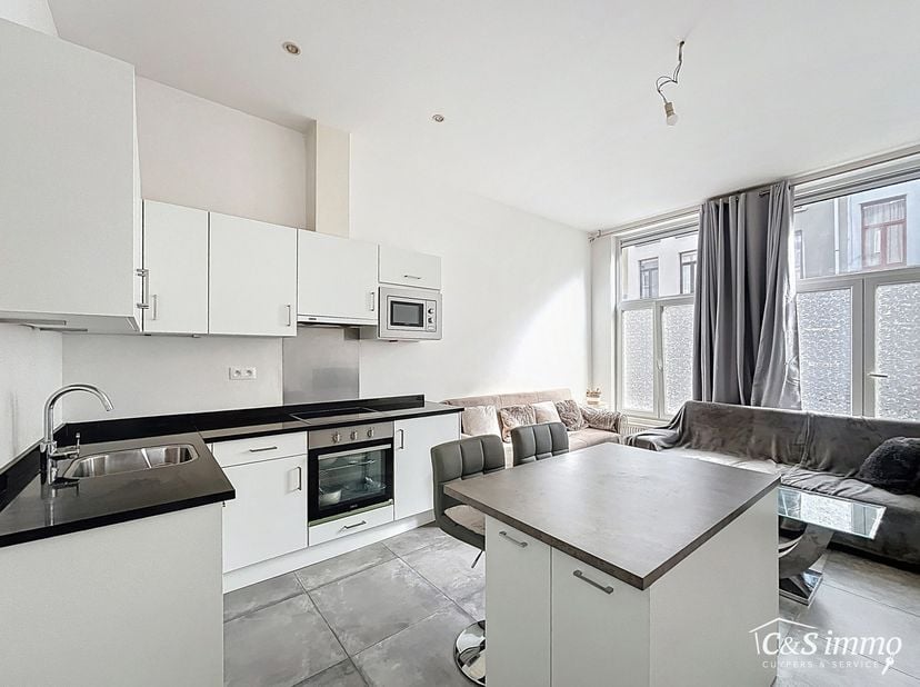 Appartement ce situant au rez-de-chaussée prêt à être emménager, doté d'une agréable terrasse.<br />
En entrant dans l'appartement, vous accédez au sa