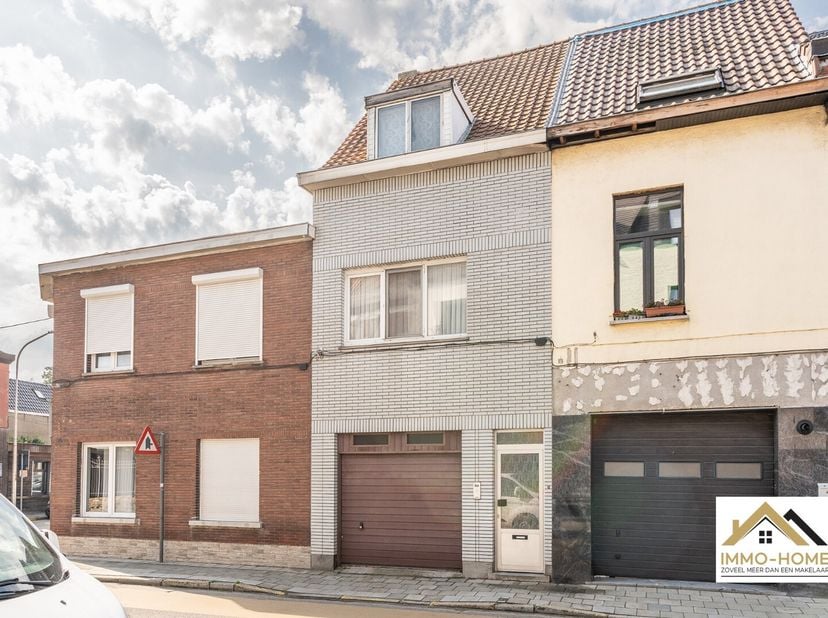 Deze mooie rijwoning in bel-etagestijl vinden we terug op de rand van Gent / Destelbergen. Ze is vlot bereikbaar, en dichtbij allerlei voorzieningen z