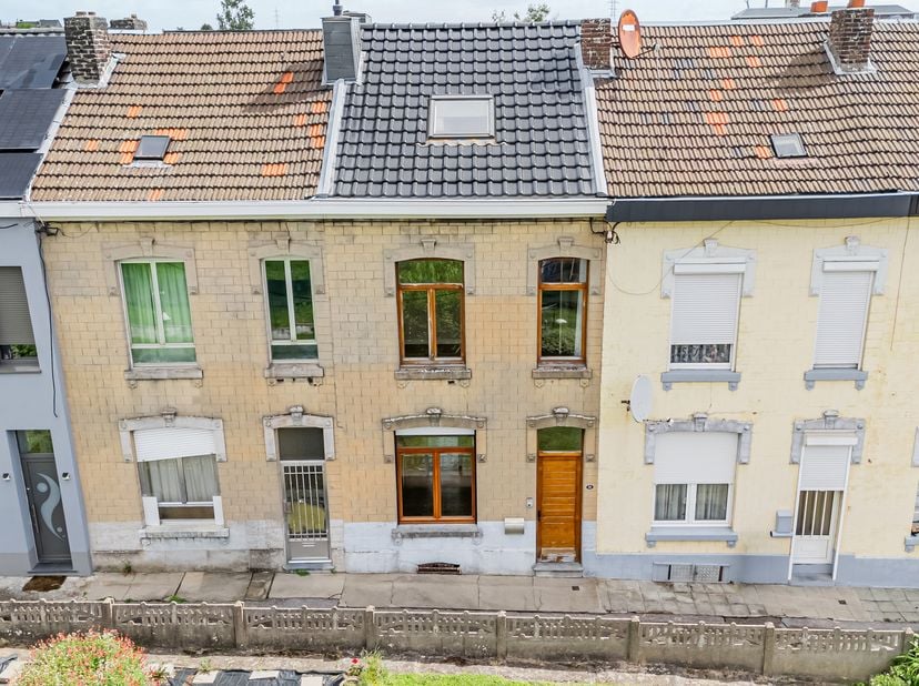 Située dans une impasse calme et à proximité immédiate de toutes les commodités, cette maison à rafraîchir offre un beau potentiel d'aménagement avec