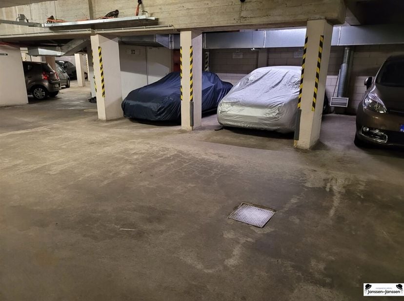 Overdekte autostaanplaats te Bredabaan, Brasschaat<br />
Gelegen in een verzorgde ondergrondse parking in Brasschaat, bevindt zich autostaanplaats num