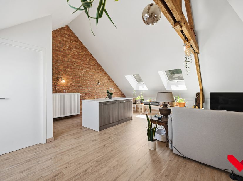 Welkom in Kessel-Lo! Dit charmante duplexappartement geniet van een uitstekende ligging vlak bij het centrum van Leuven. Winkels, scholen, openbaar ve