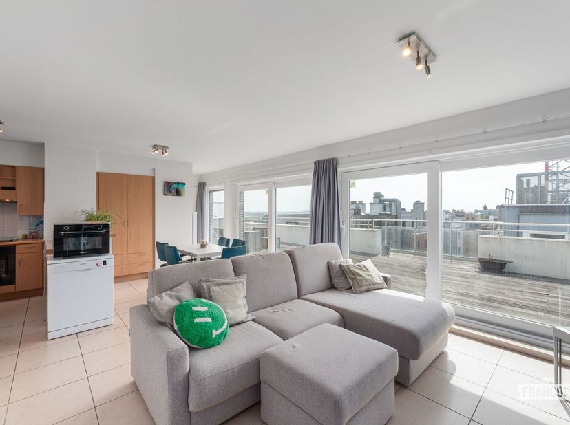 Découvrez ce penthouse exclusif à vendre à Blankenberge, où espace, confort et emplacement exceptionnel se rencontrent. Situé au dixième étage, ce bie