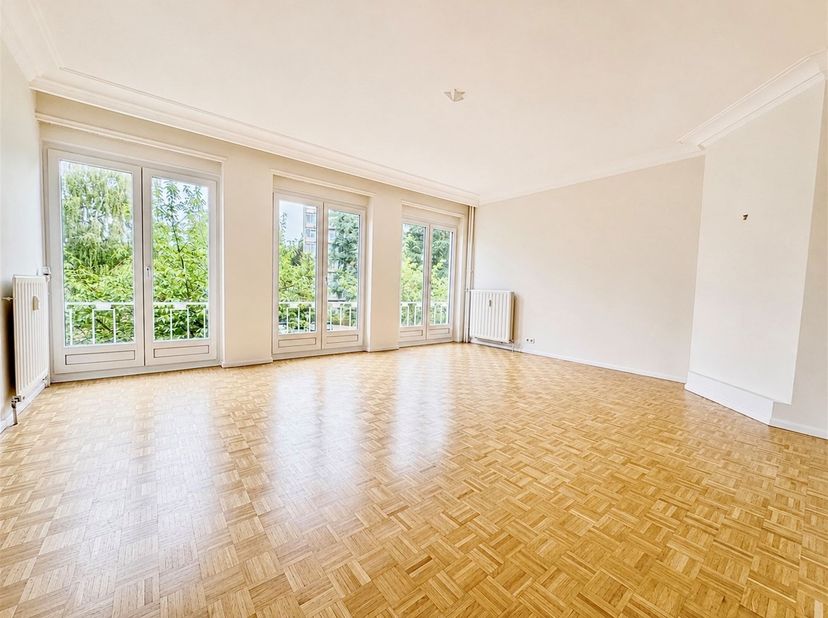 Zeer mooi, licht appartement in uitstekende staat van +/- 110 m², bestaande uit een mooie woonkamer van +/- 32 m², een aparte, volledig uitgeruste keu