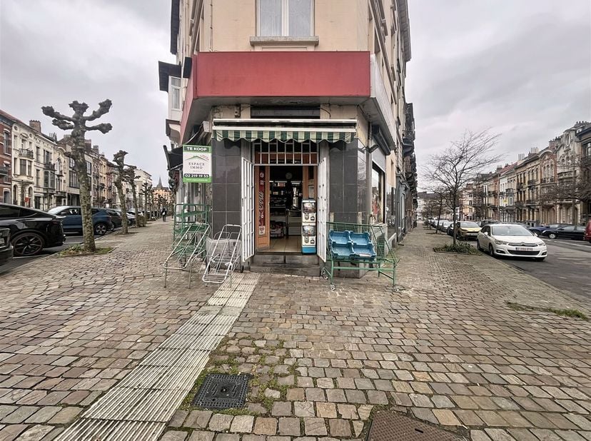 Quartier Hamoir superbe commerce d'angle offrant une visibilité exceptionnelle. Idéalement situé à l'angle de deux rues passantes, ce commerce d'une s